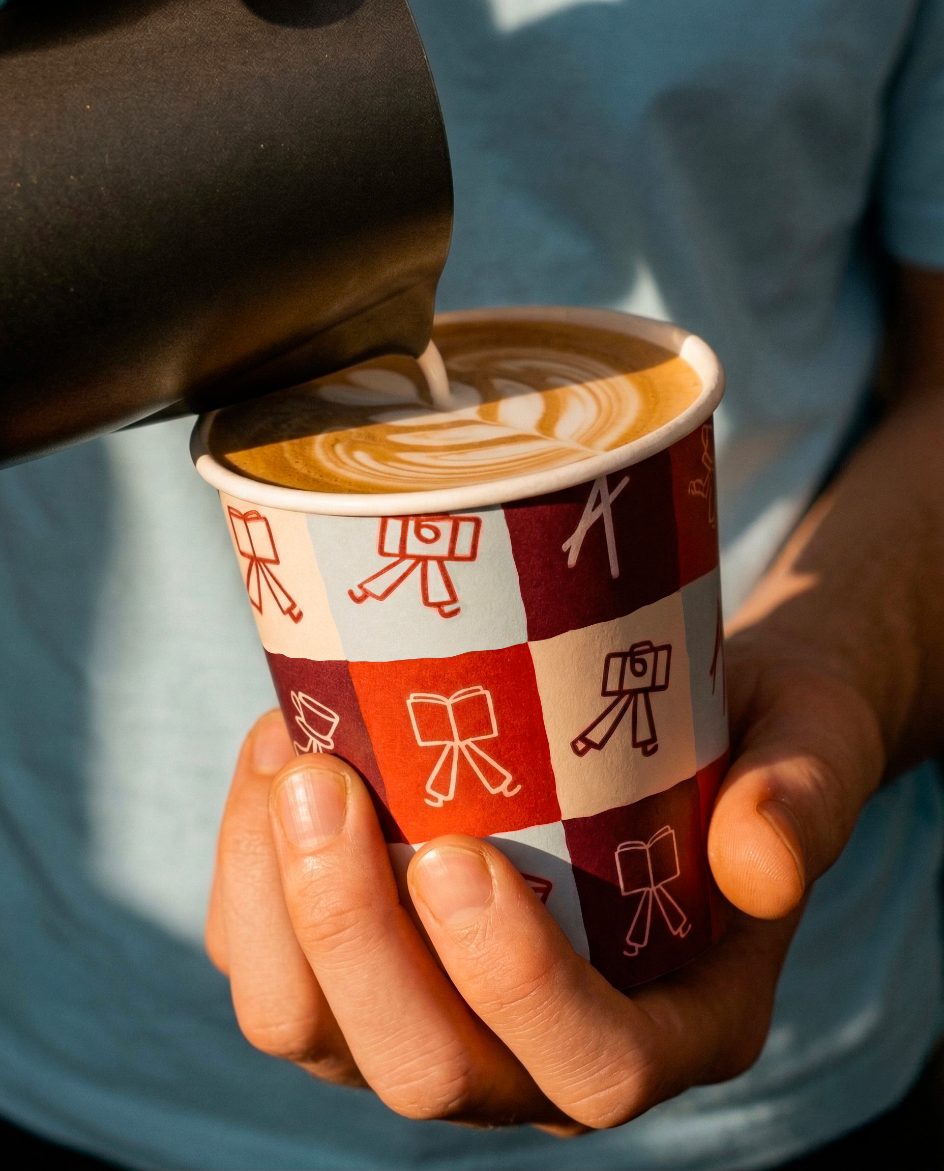 Aparté — latte art dans un gobelet illustré