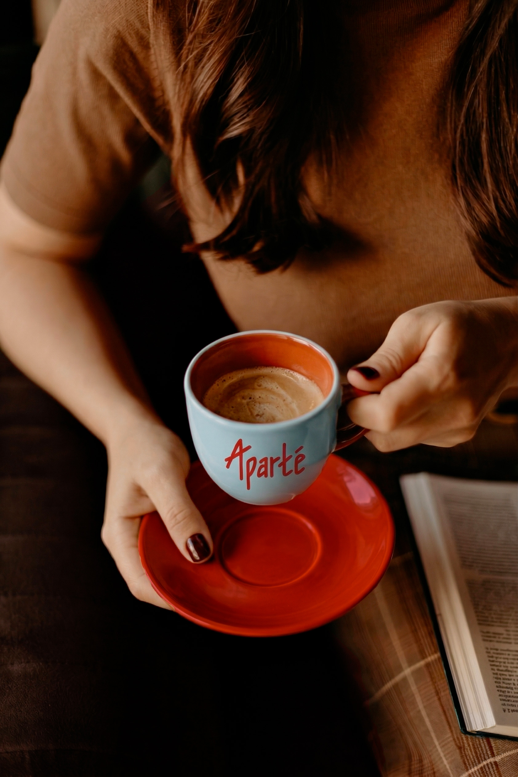 Aparté — moment de lecture autour d’une tasse de café