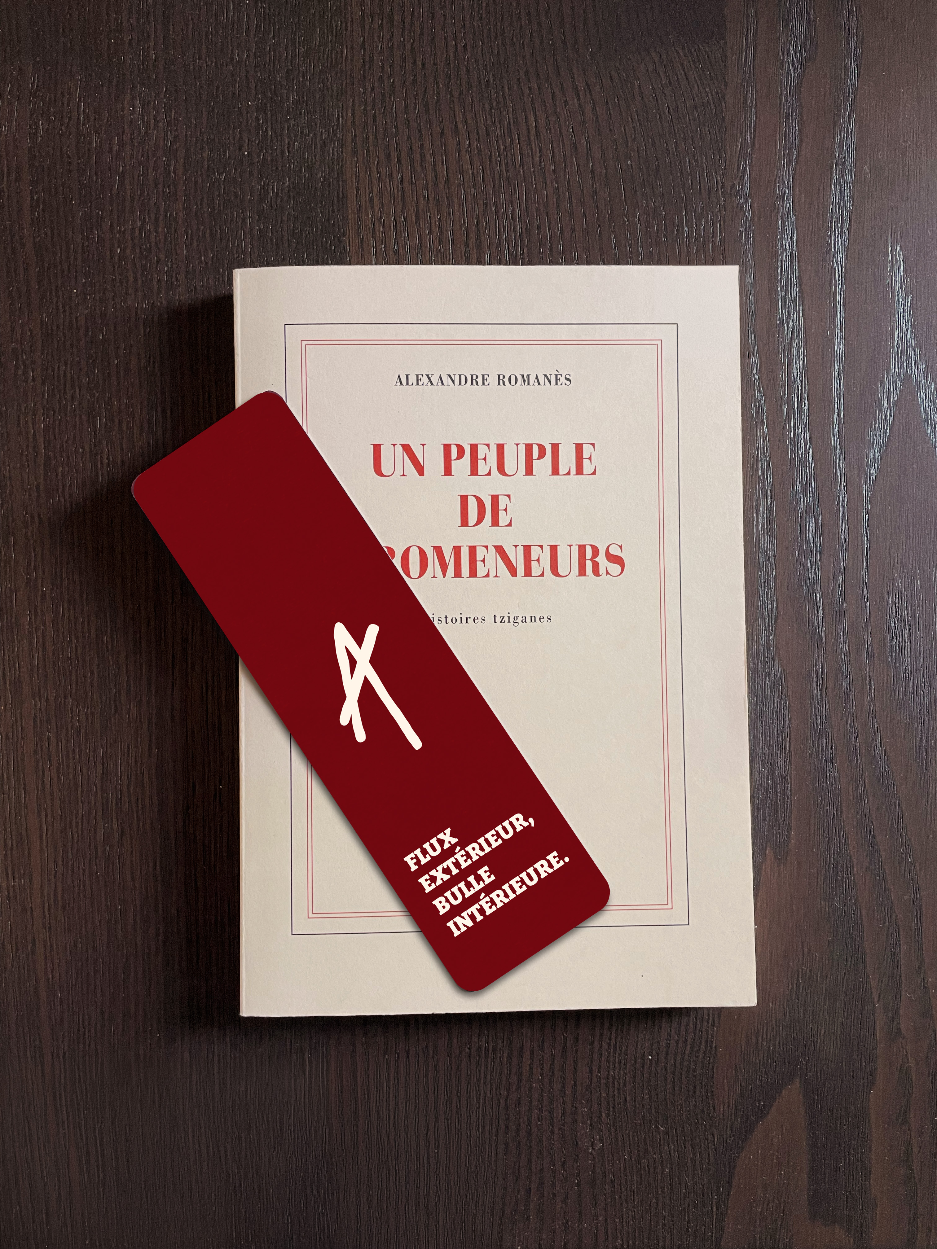 Aparté — marque-page glissé sur un livre