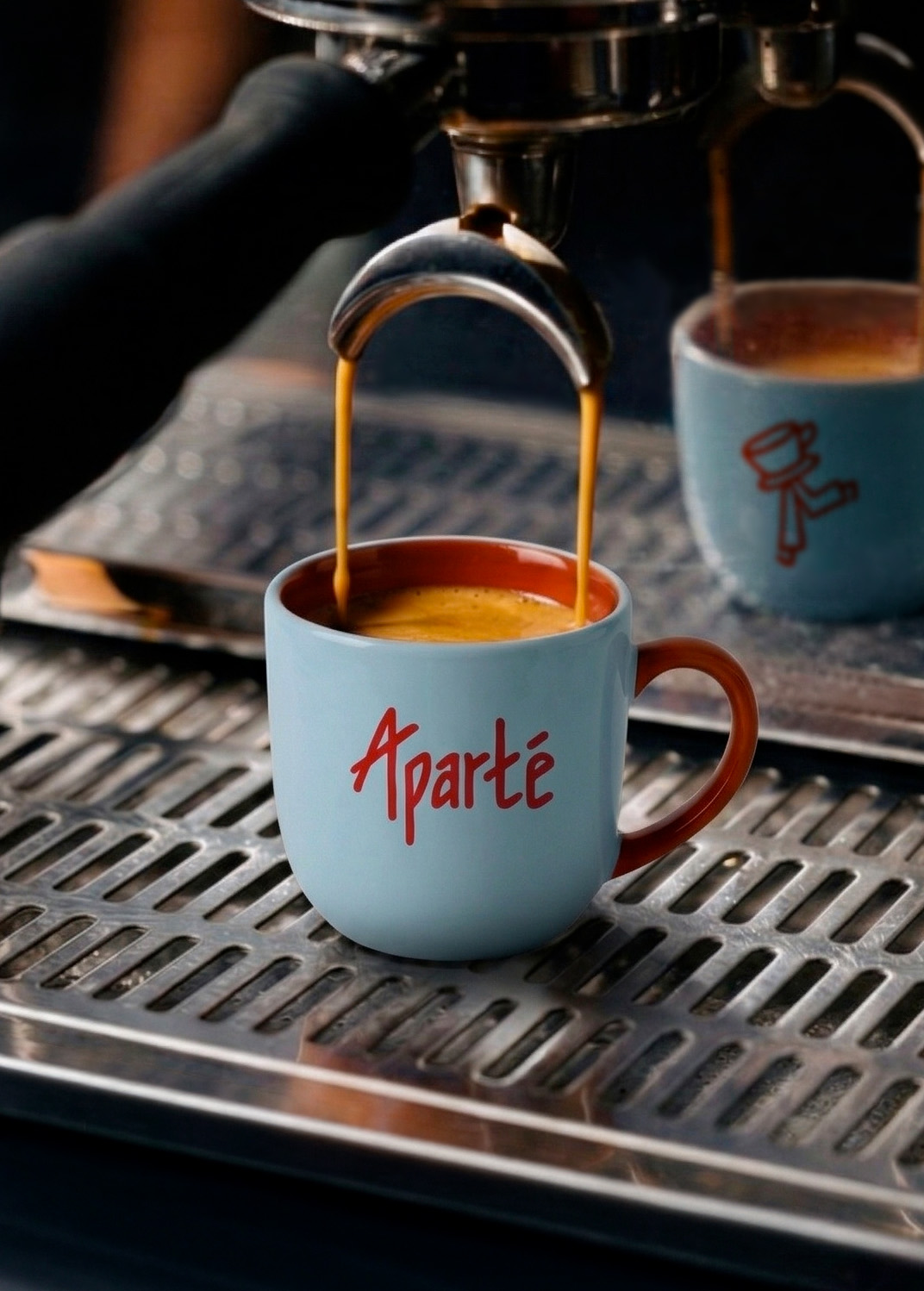 Aparté — tasse à espresso sous la machine à café