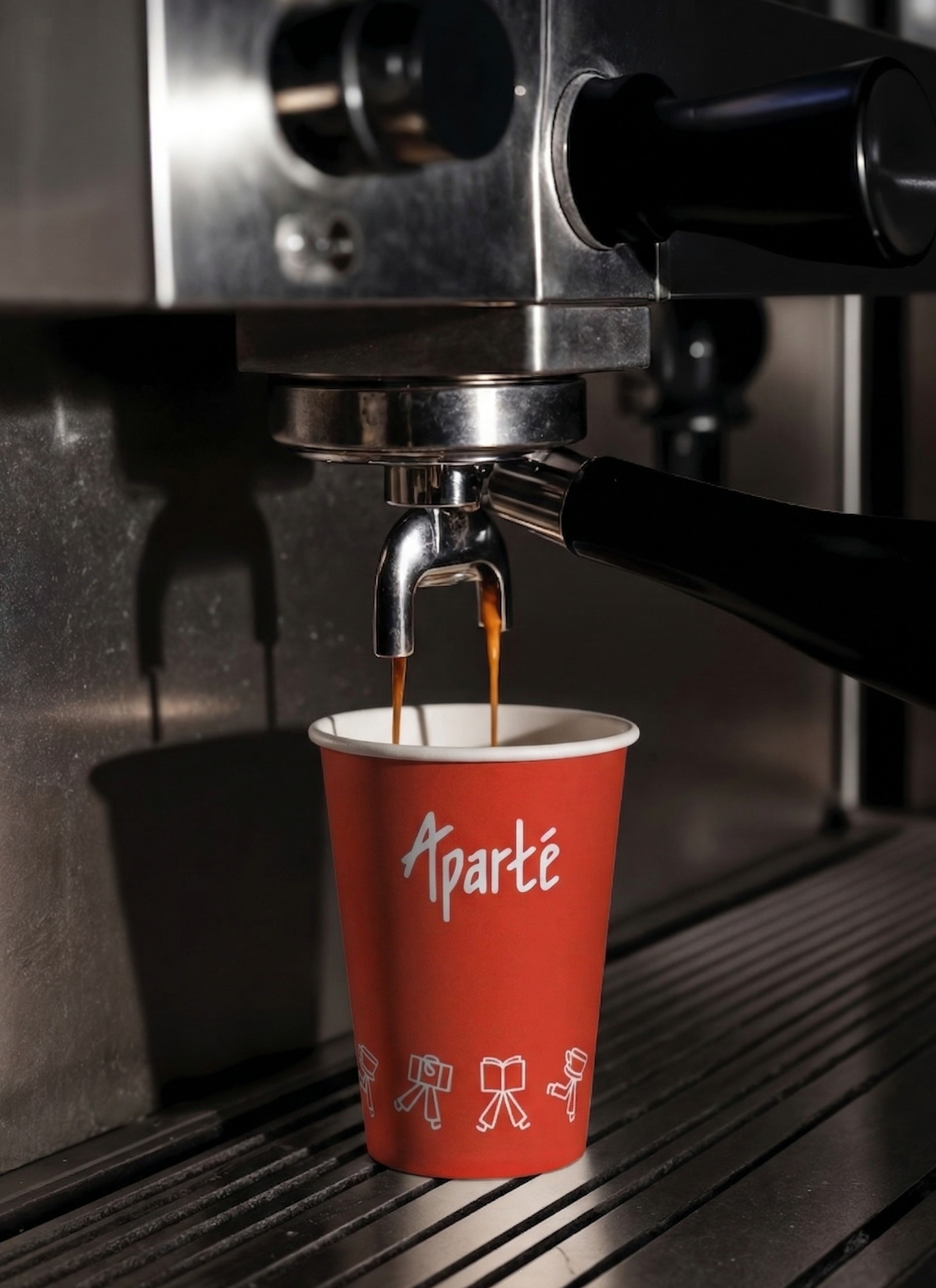Aparté — espresso servi dans un gobelet rouge