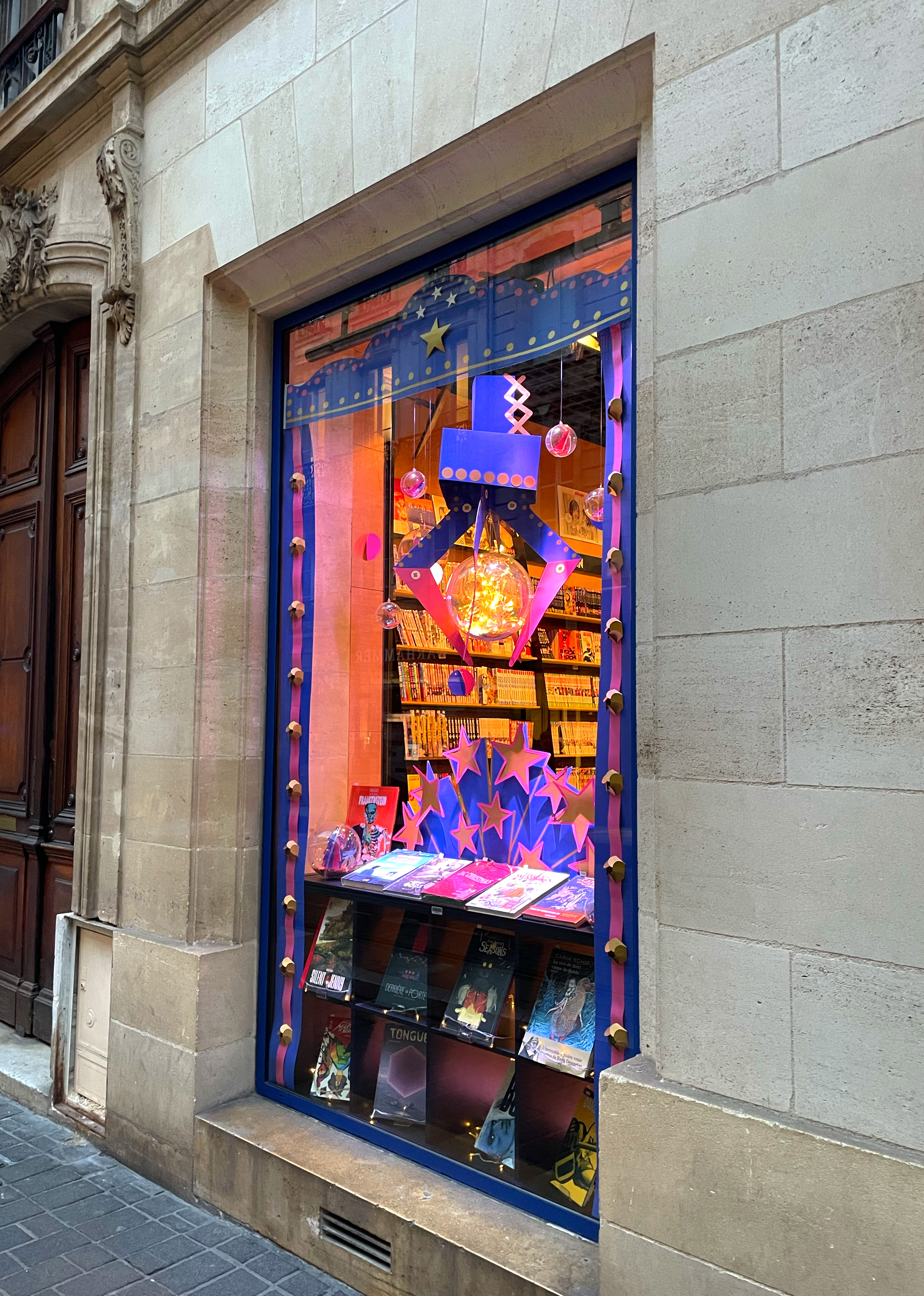 Mollat — vitrine de Noël avec le jeu de grappin