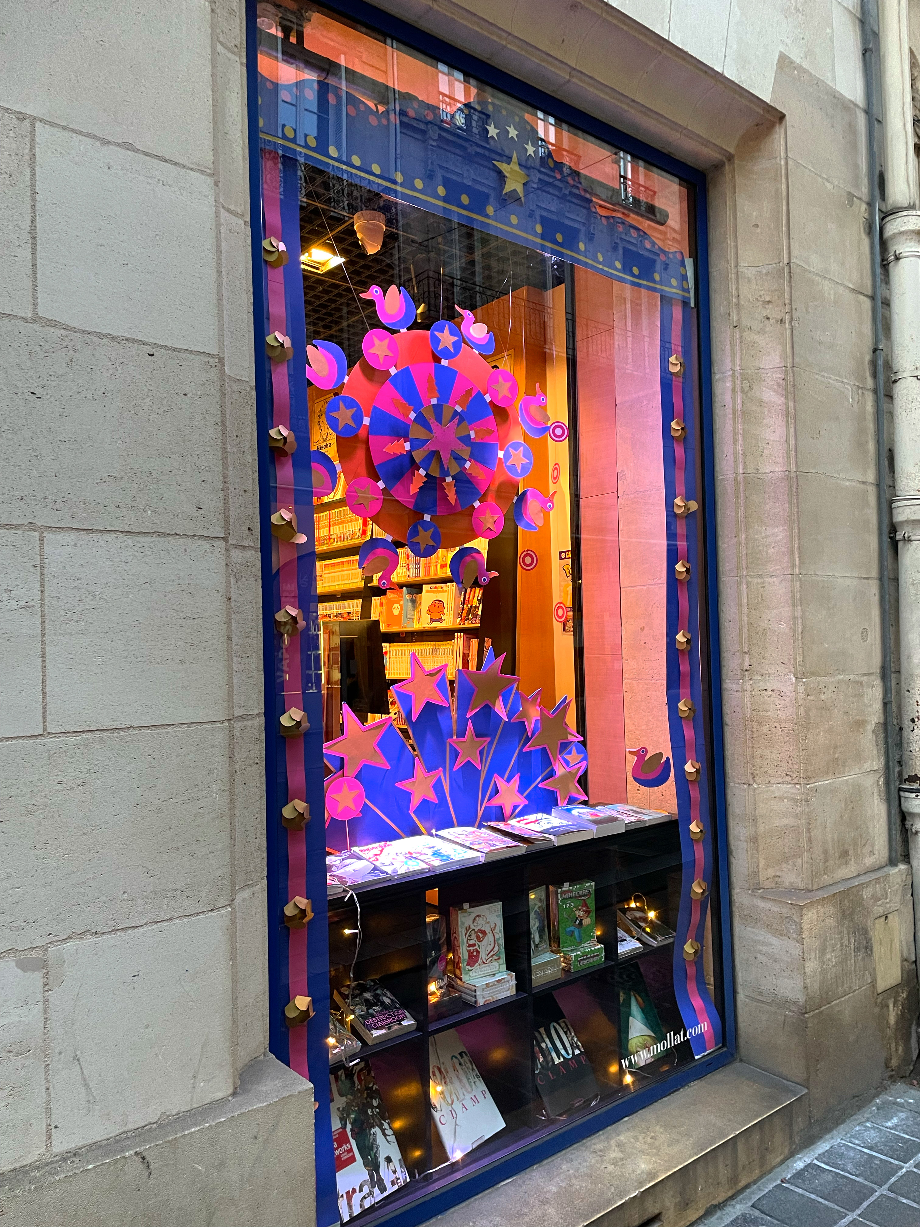 Mollat — vitrine de Noël avec la roue aux canards