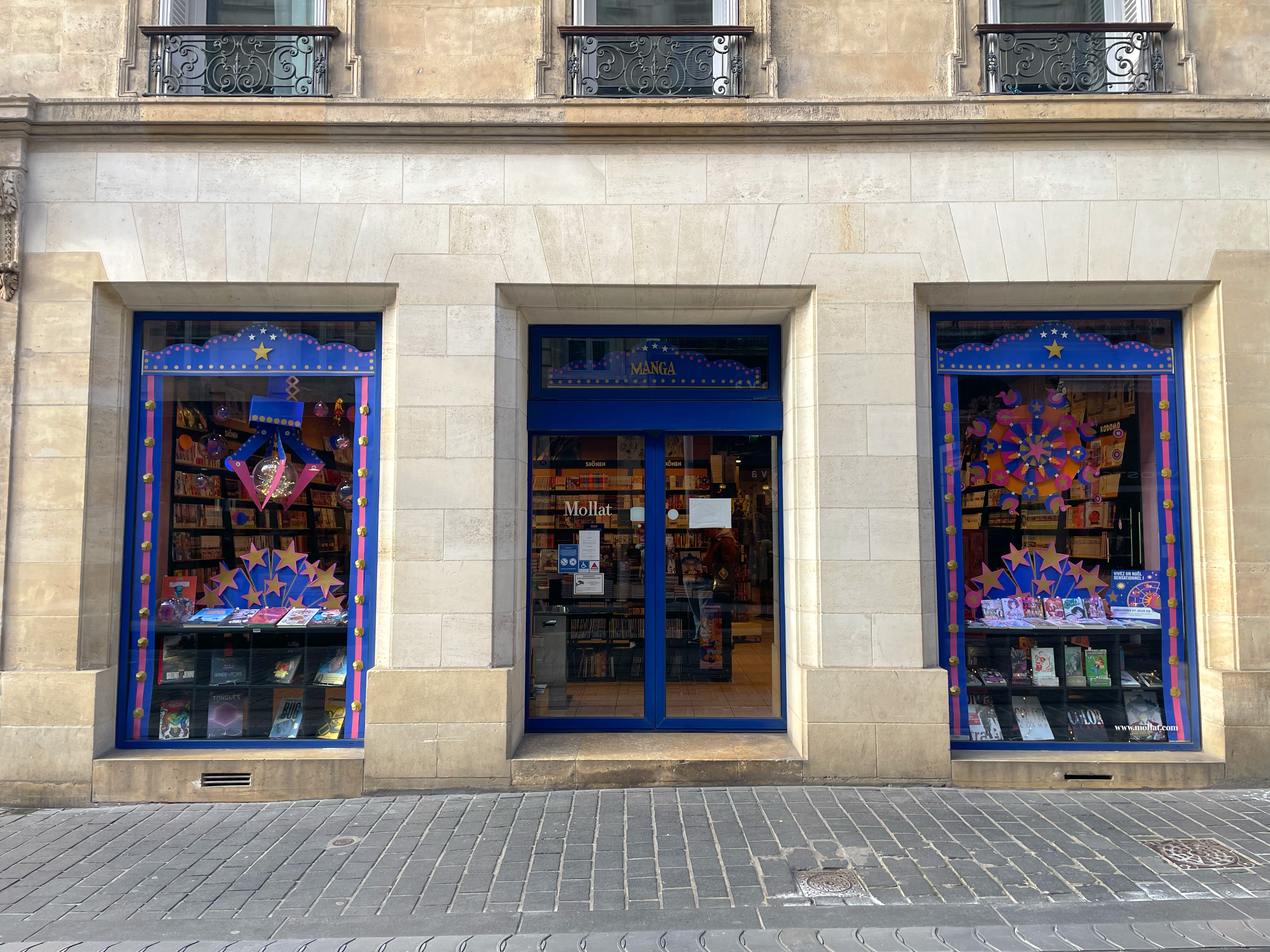 Mollat — vue d’ensemble des vitrines de Noël