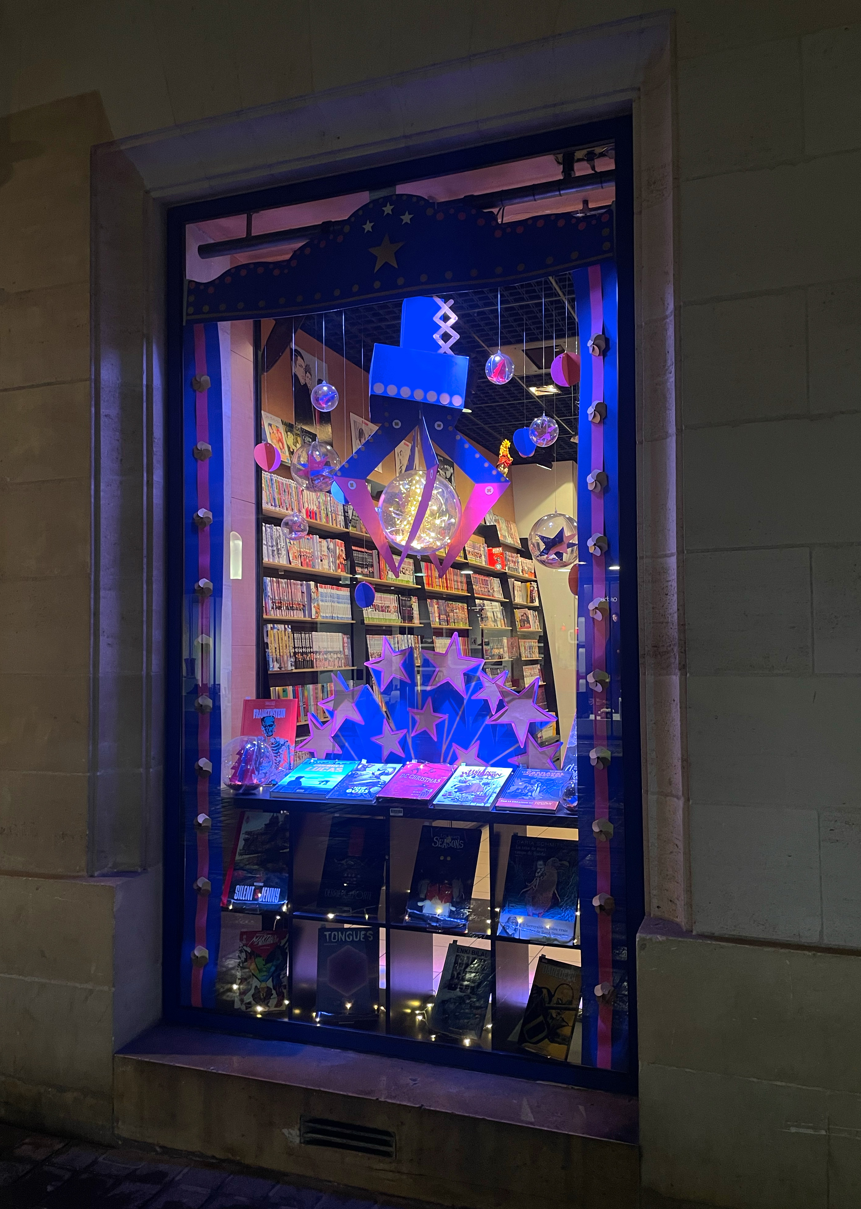 Mollat — vitrine du jeu de grappin illuminée