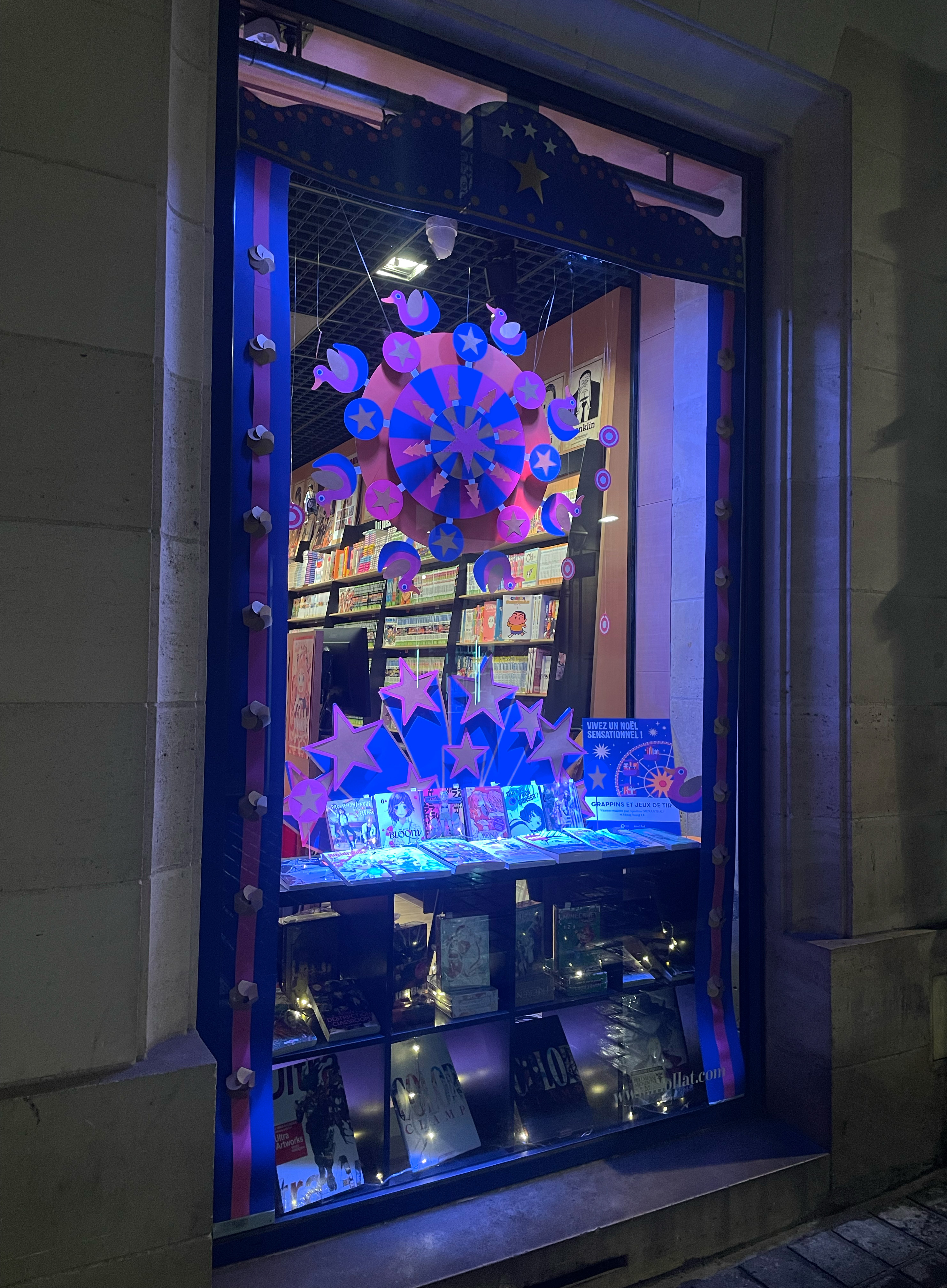 Mollat — vitrine de la roue aux canards illuminée