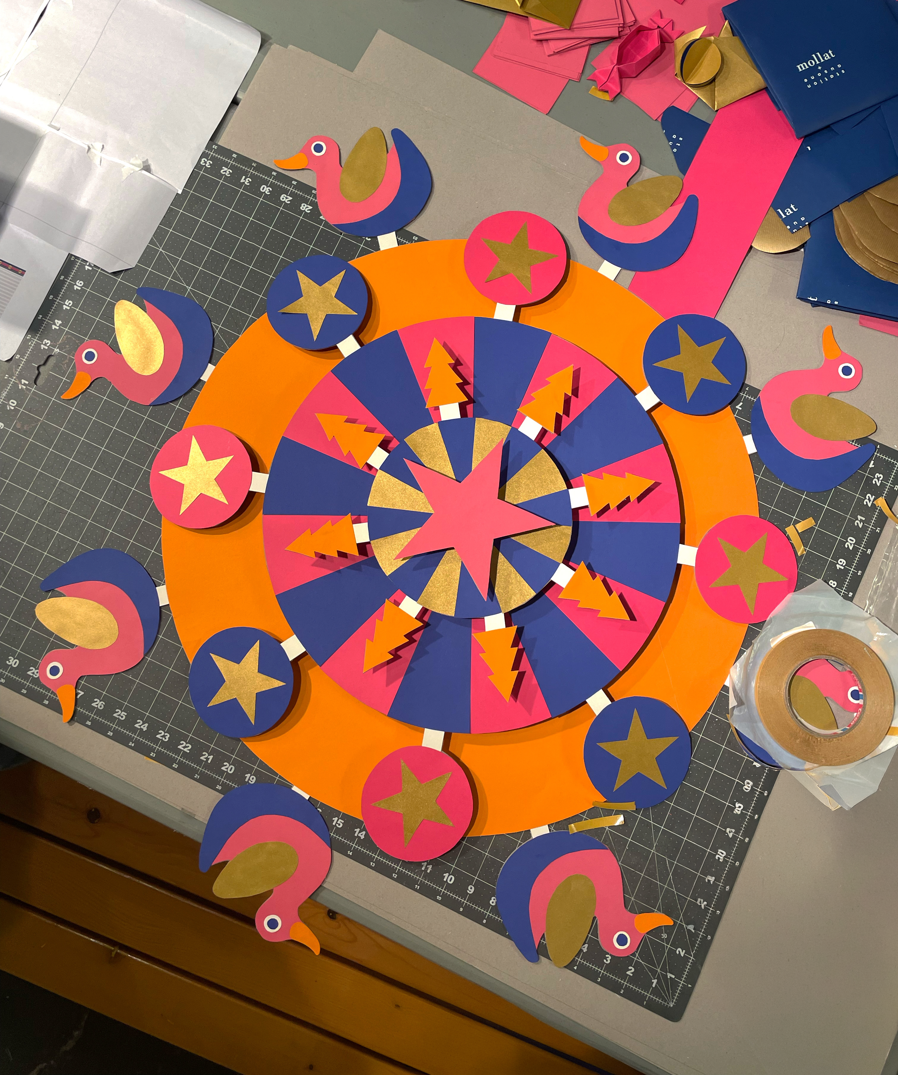 Mollat — fabrication en papier de la roue aux canards