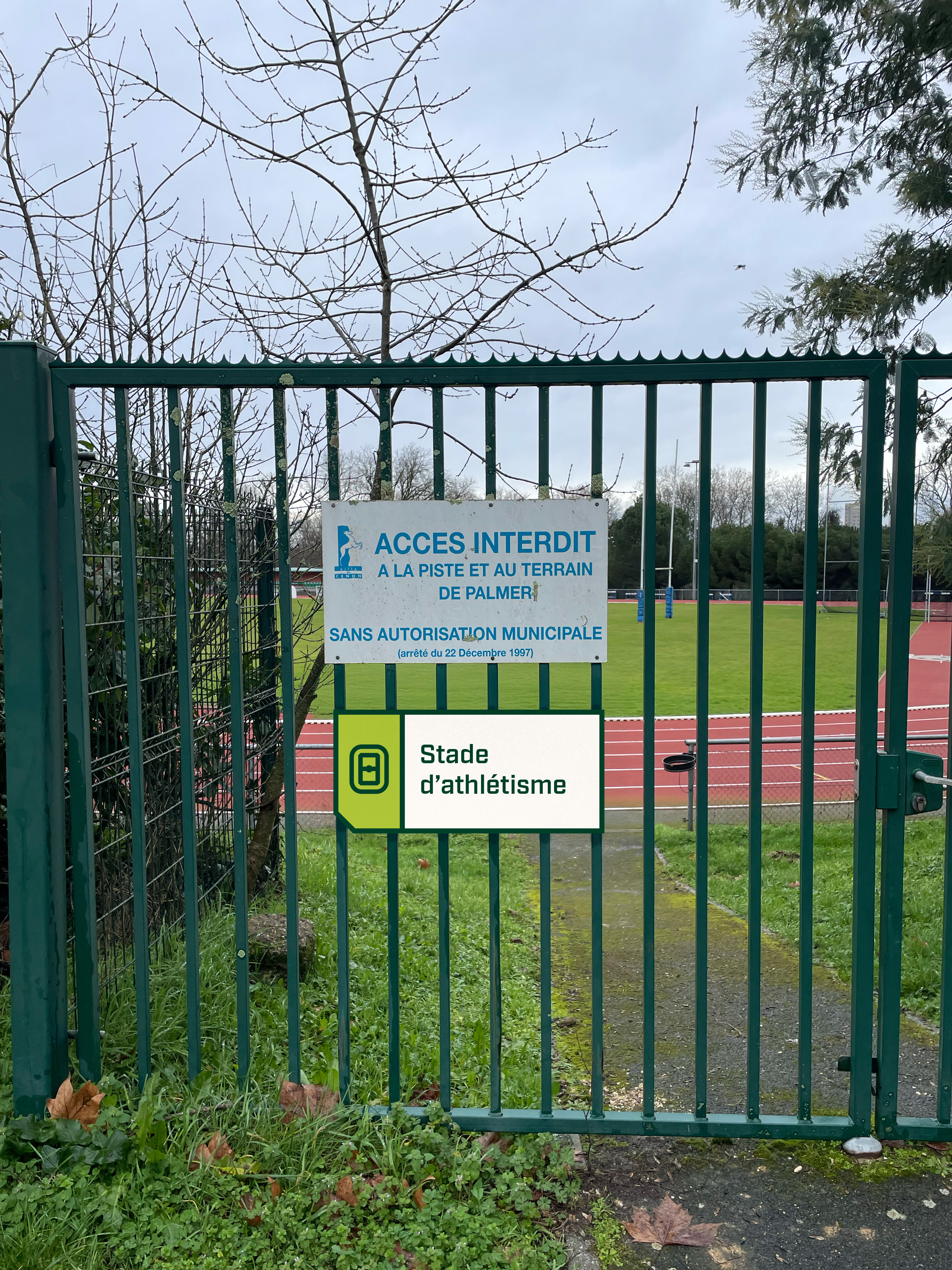 Parc des Coteaux — mise en situation d’un panneau pour le stade d’athlétisme